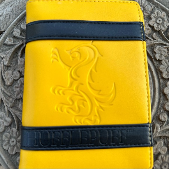 Harry Potter Hufflepuff Yellow & Black Wallet - Picture 6 of 8